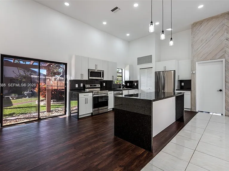 601 Leslie Dr — Photo 1