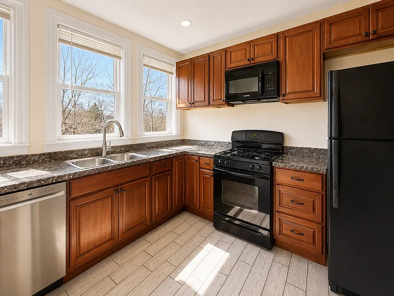 28 Cornwall St #3 — Photo 4