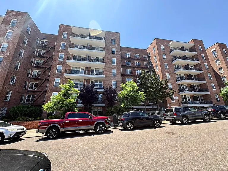 67-50 Thornton Pl #2U — Photo 1