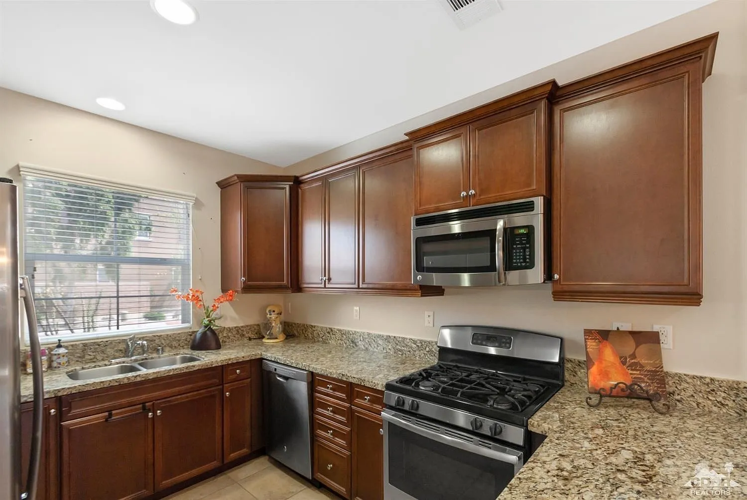 3 Beds 2.5 Baths Spanish Walk Villa Palm Desert — Photo 2