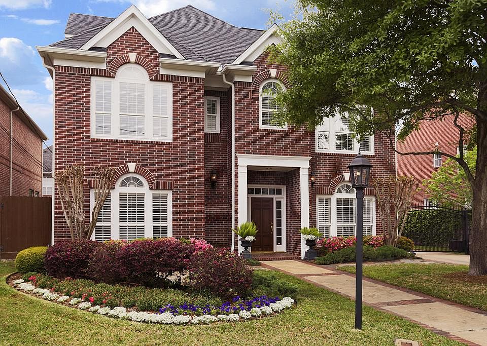 Lovely brick Georgian Style home in the Heart of Bellaire.