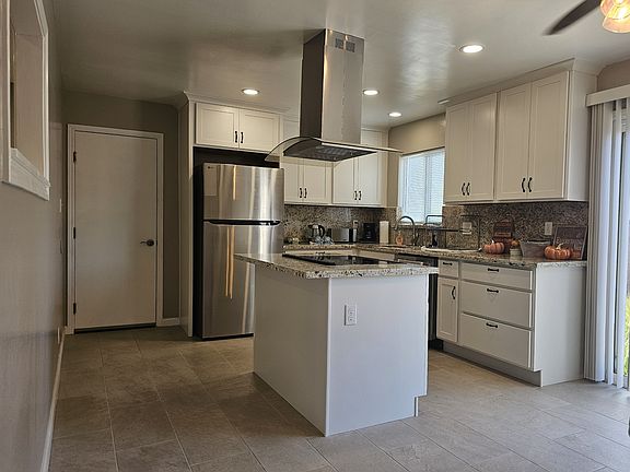 Eat-in kitchen