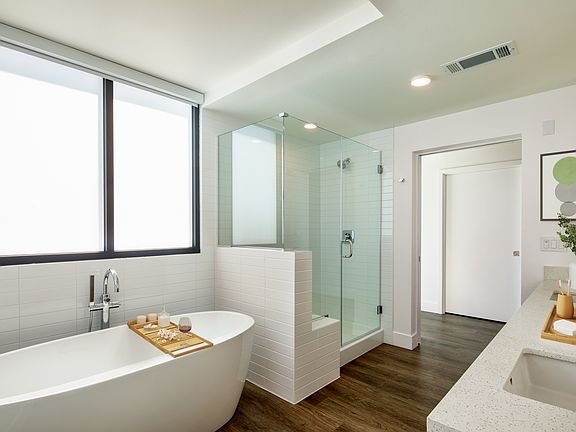 3rd image of 709 E Walnut St #319