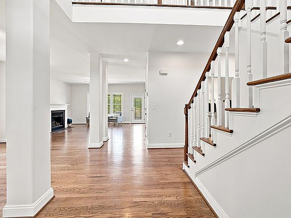 4th image of 331 Windsor Dr