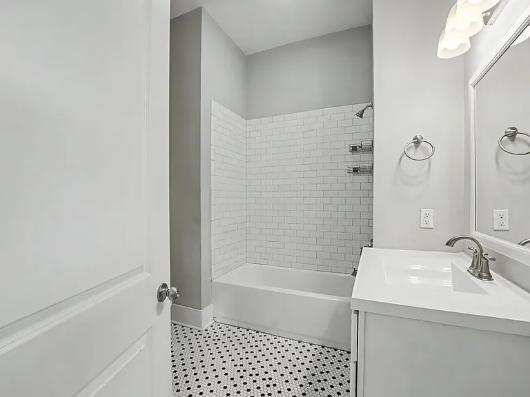 311 W 39th St — Photo 15