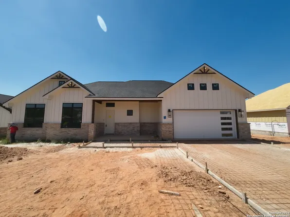 144 WOODBRIDGE DR, La Vernia, TX 78121