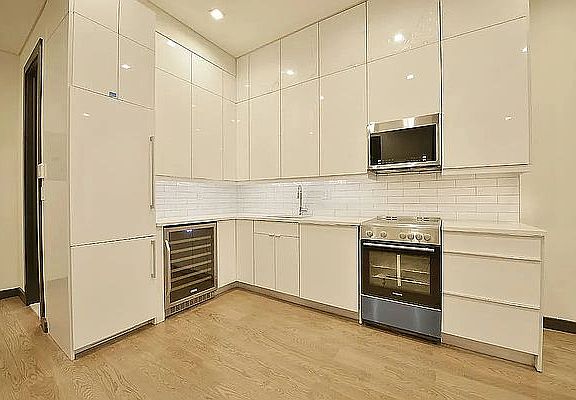 5th image of 137 Thompson St #1A