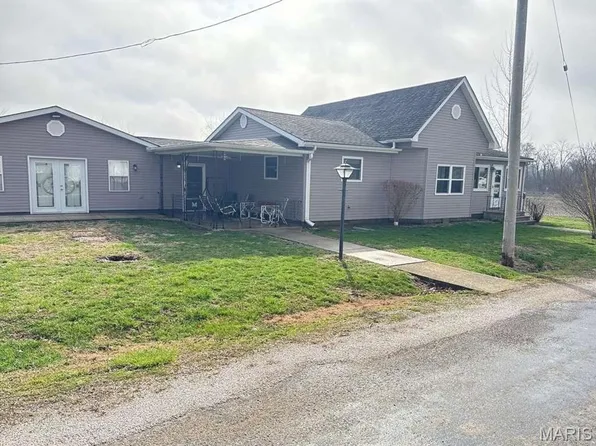 701 Frederick St, Nokomis, IL 62075