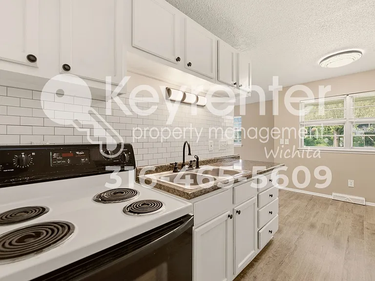 E Pine St Duplex — Photo 6