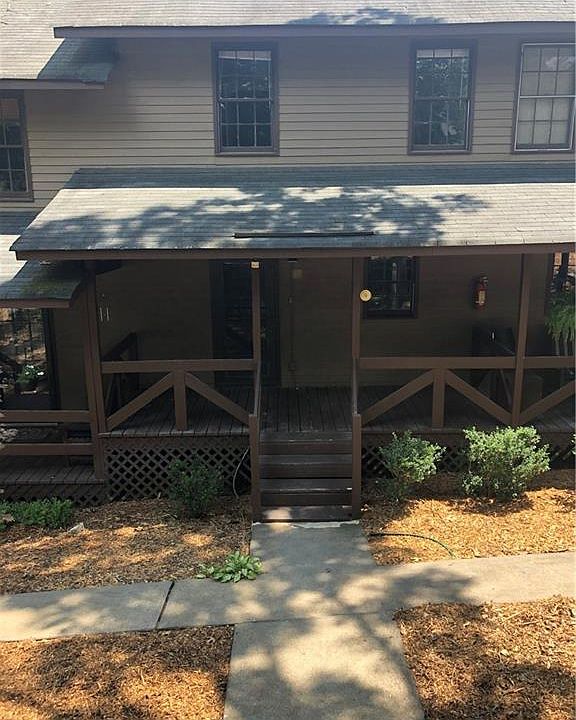 Image 1: Beautifully Renovated Town Home