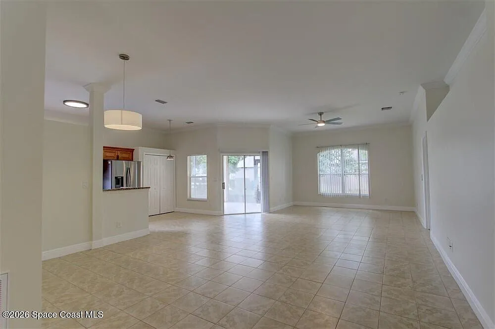 3 bed, 2.0 bath, 1424 sqft, $2,400 — Photo 3