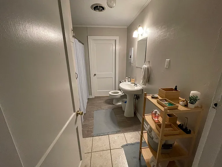 1109 Carey Ave — Photo 3