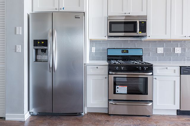 2nd image of 7064 N Clark St #201