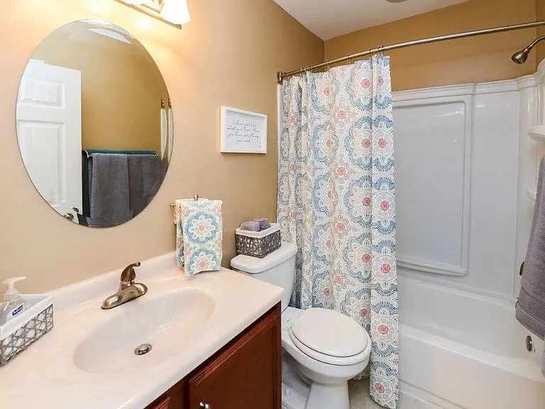 Montgomery Manor Apartments & Townhomes — Photo 9