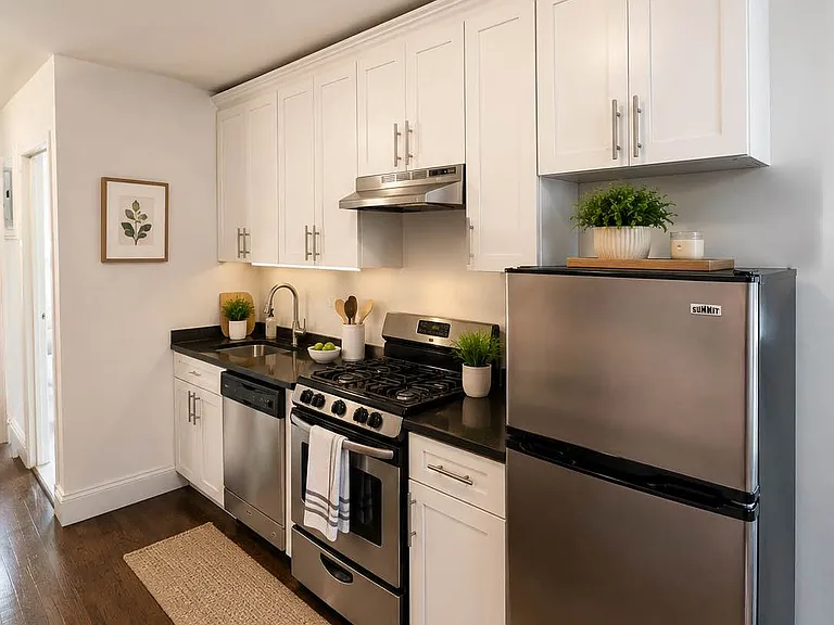 114 E 4th St #6 — Photo 4