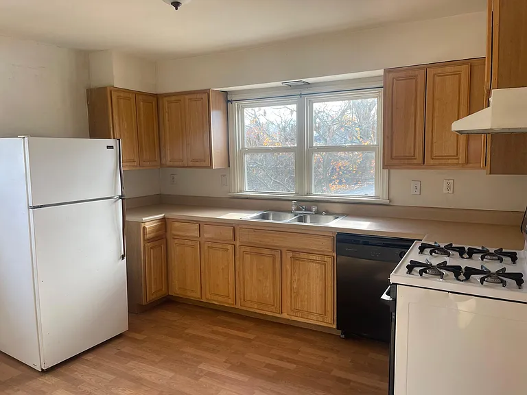 710 E State St #A — Photo 11