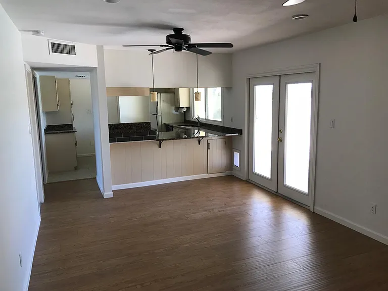 Common are 2 off kitchen.