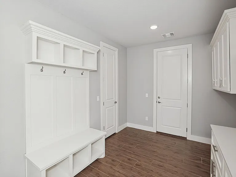 9240 Highland Springs Dr — Photo 22
