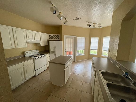 Bright eat in kitchen with prep island and pantry