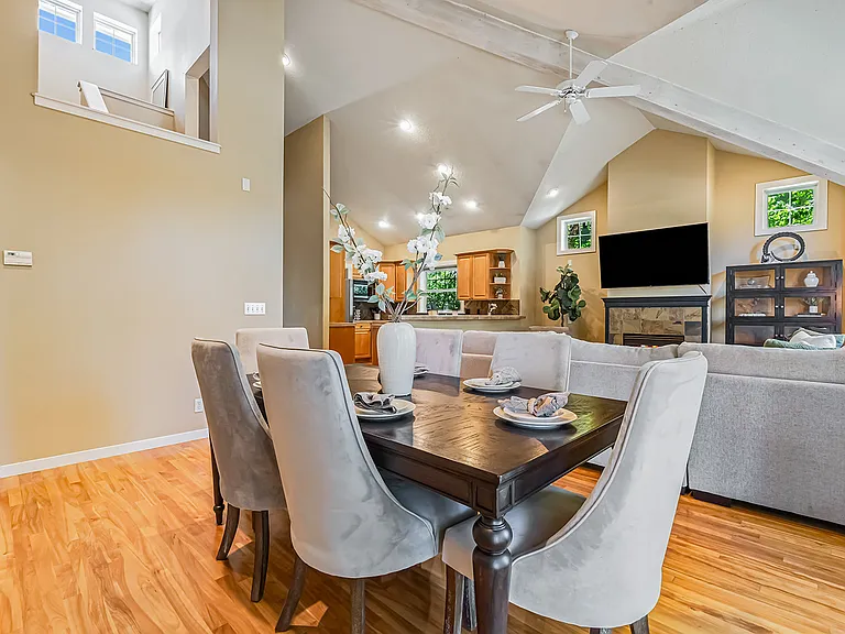 246 W Colchester Dr — Photo 29