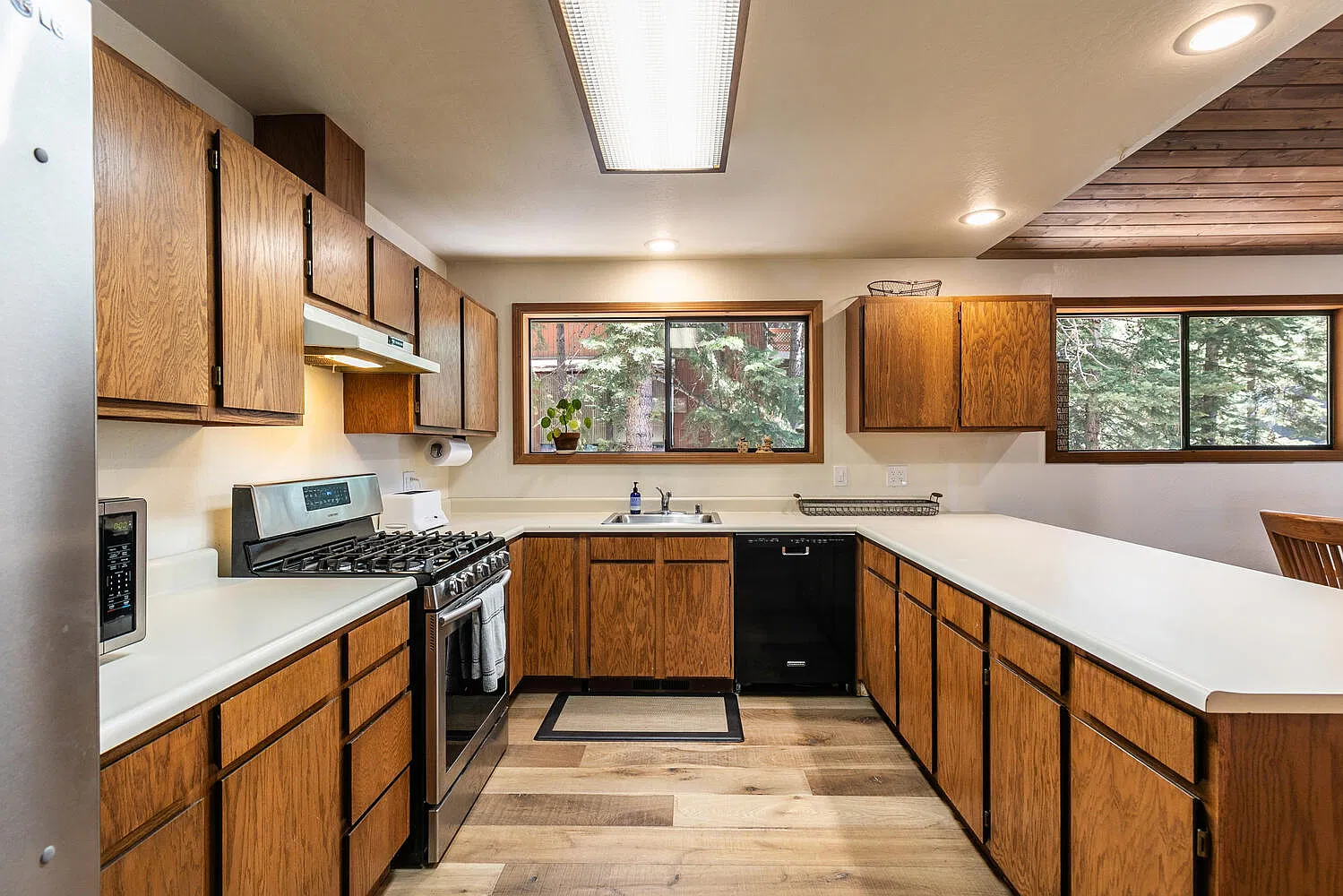 3 bed, 2.5 bath, 1496 sqft, $3,750 — Photo 3