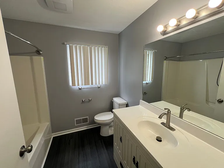 2906-2948 Feiger Ln — Photo 9