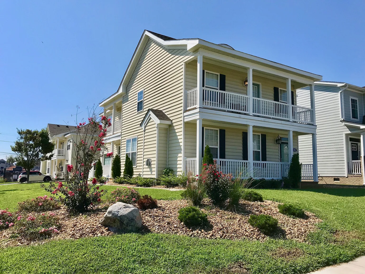 4 bed, 2.5 bath, 2318 sqft, $4,500 — Photo 2