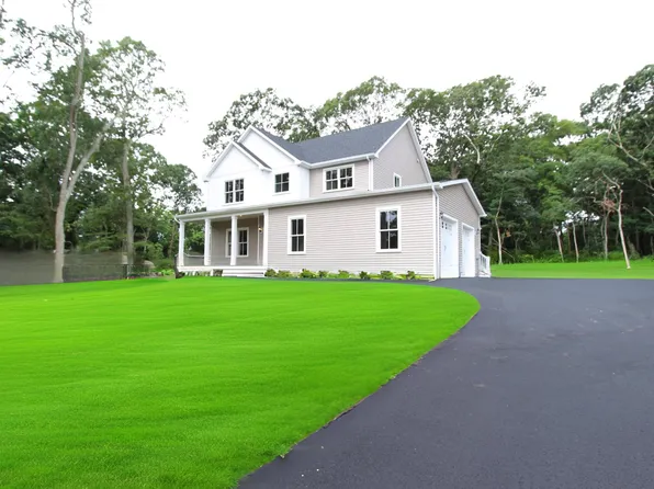 46 Newins Street, Center Moriches, NY 11934