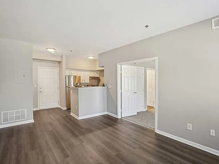Glendale at the Mansion Apartments — Photo 16