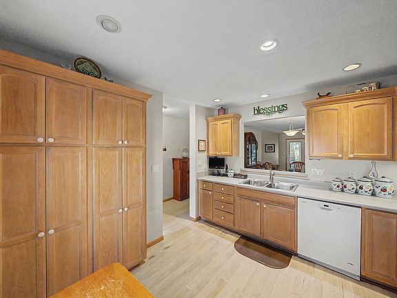 4th image of 2501 Parkview Pl