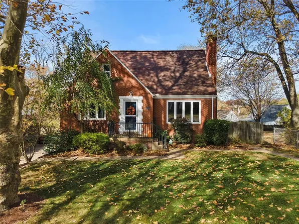 2404 Sylvania Dr, Bethel Park, PA 15102