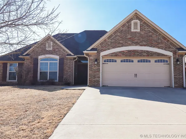 901 Cypress Dr, Ada, OK 74820