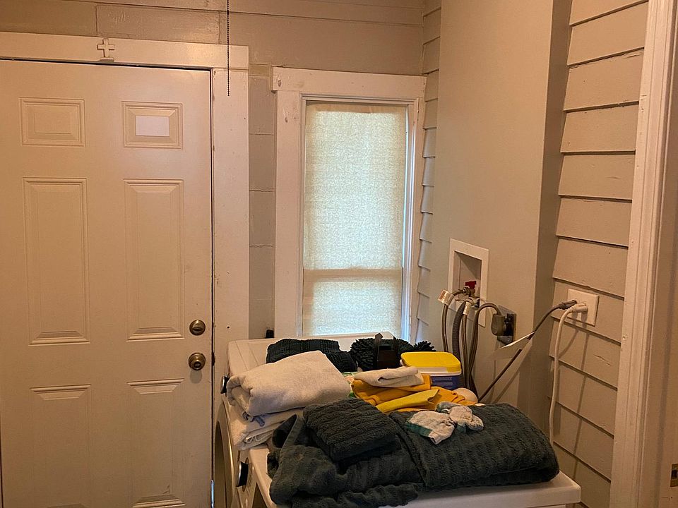 Entry and laundry room to first floor unit