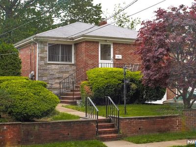 300 Mohegan Way, Fort Lee, NJ, 07024
