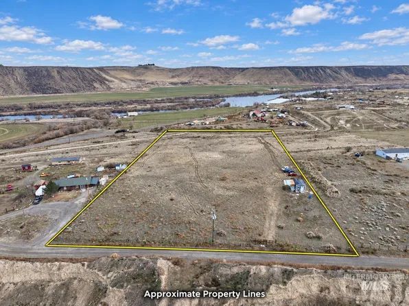 9494 Sleepy Hollow Dr, Melba, ID 83641