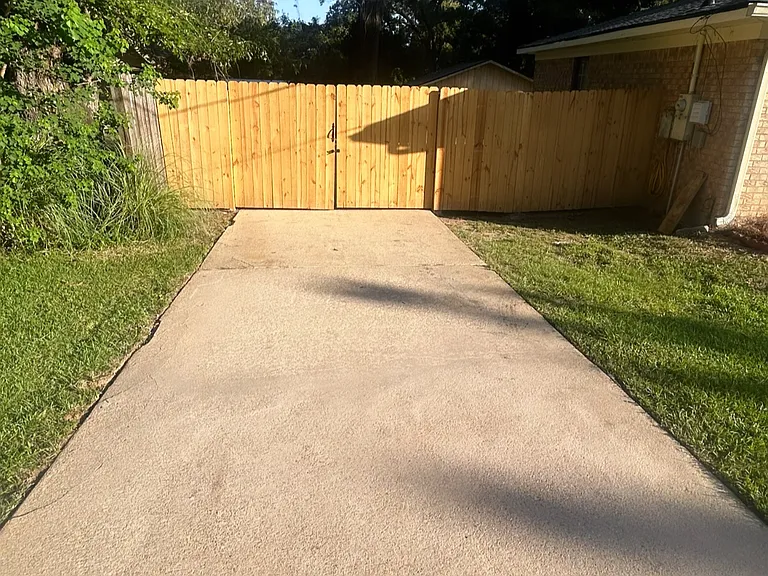 225 Denise Ln — Photo 2