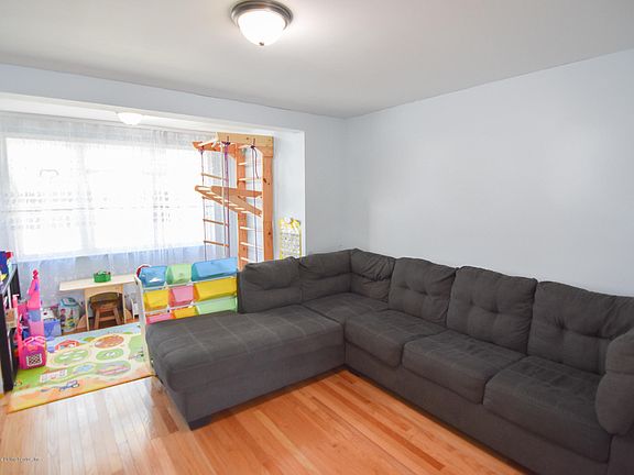 2nd image of 307 Wingham St