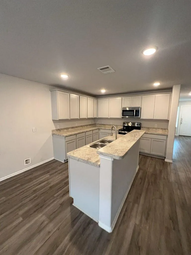 3 bed, 2.5 bath, 1522 sqft, $1,500 — Photo 3