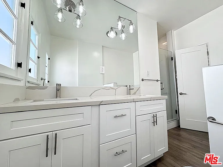 126 1/2 N Hamilton Dr — Photo 11