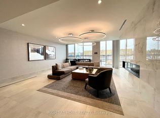 185 Deerfield Rd #404, Newmarket, ON L3Y0G7