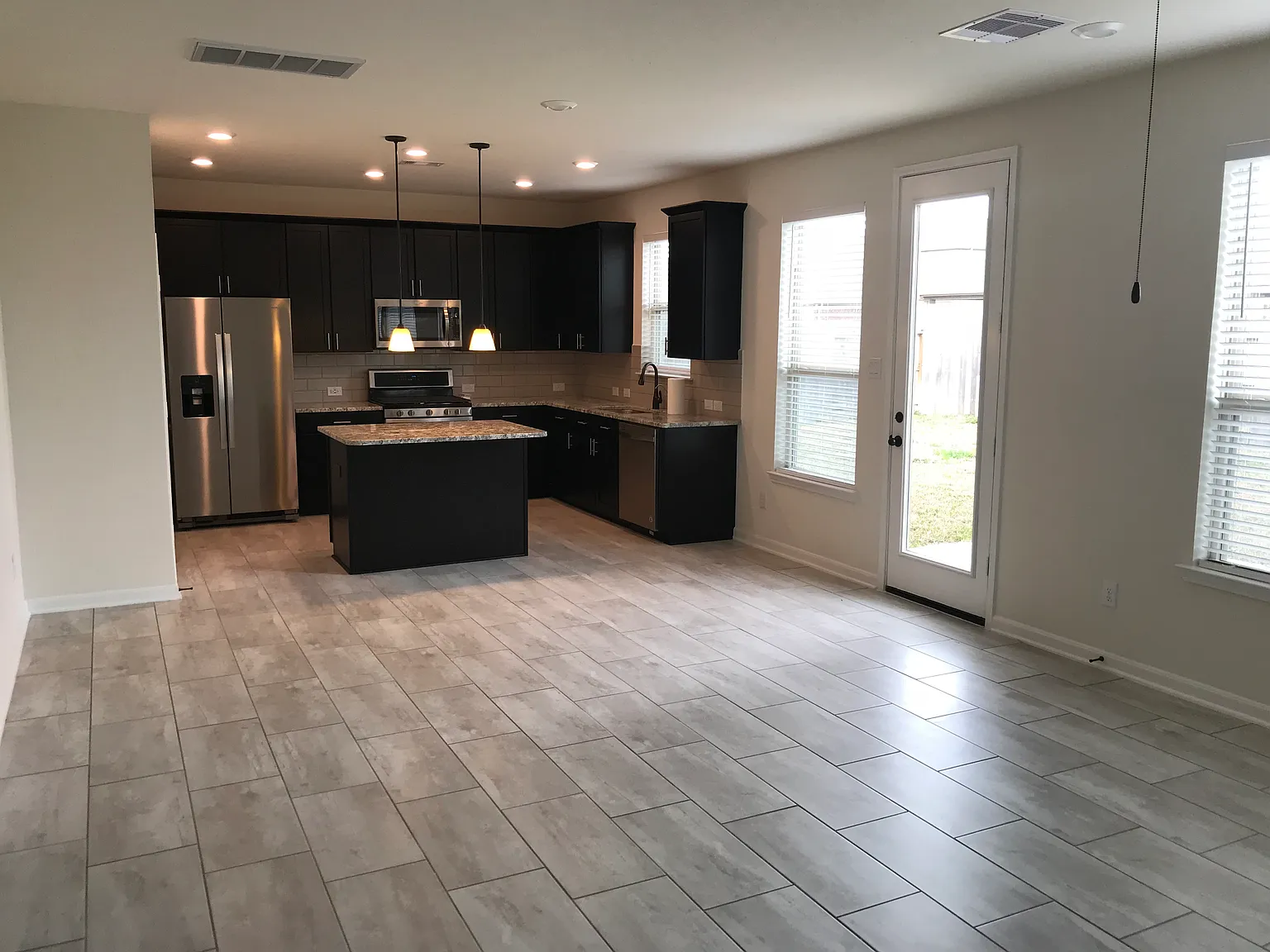 3 bed, 2.5 bath, 2004 sqft, $2,600 — Photo 3