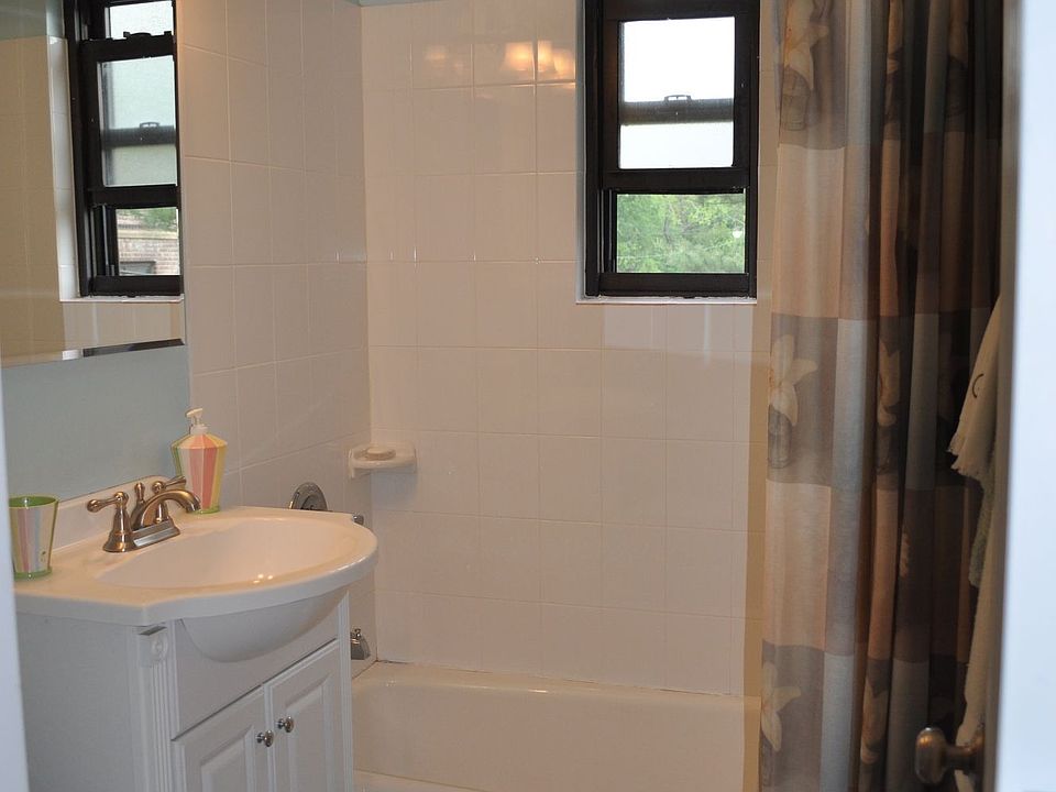 Bath w/exterior vanity (not shown)