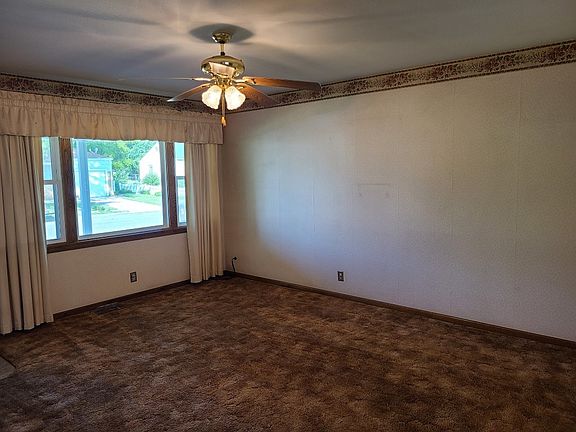 3rd image of 1119 Windsor Dr