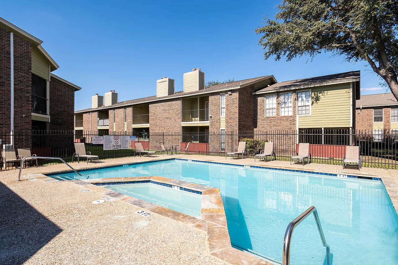 La Prada Place Apartments — Photo 4