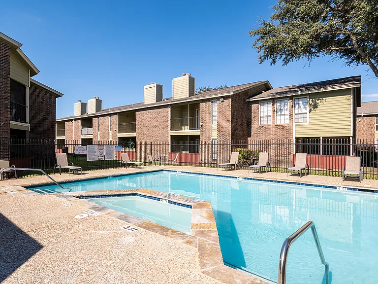 La Prada Place Apartments — Photo 4