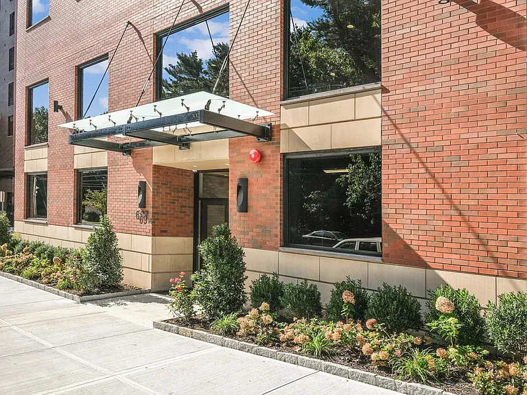 697 Bronx River Rd — Photo 23