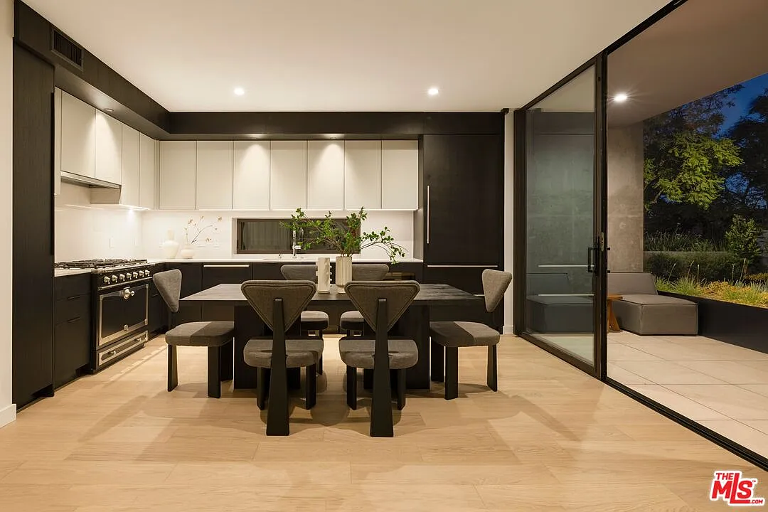 2 bed, 2.5 bath, 1480 sqft, $9,000 — Photo 3