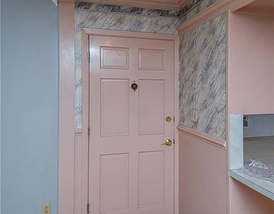 3rd image of 2417 Amelia Ave