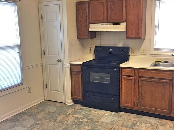 4th image of 421 Eagle Brook Dr #1
