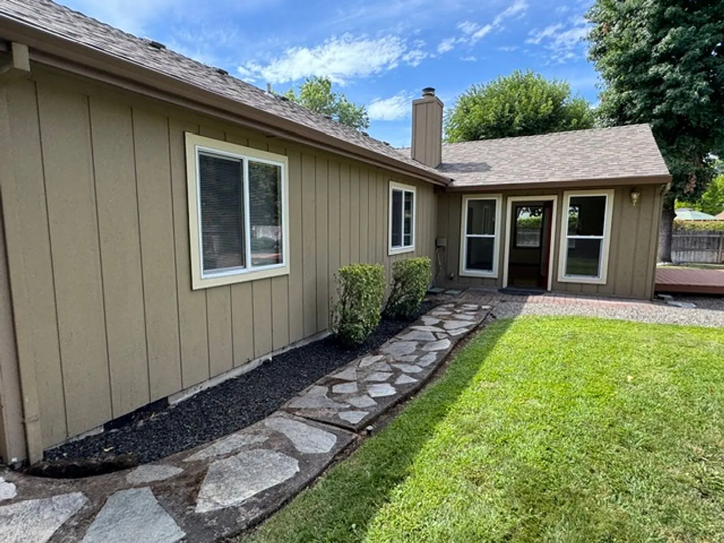 Spacious 3-Bedroom Home With Bonus Room Quiet Cul-de-Sac! — Photo 4
